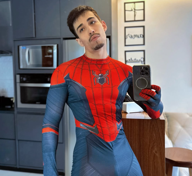 Foto de perfil do Adriel usando uma fantasia do Homem-Aranha